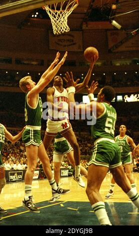 Larry Bird, des Boston Celtics, défend contre une mise en scène par Johnny Newman des New York Knicks lors d'un match au Madison Square Garden le 26 mars 1988, alors que Artis Gilmore des Celtics est en position pour le rebond. Banque D'Images