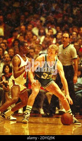 Larry Bird des Boston Celtics contrôle le ballon tandis que le Johnny Newman des New York Knicks défend lors d'un match au Madison Square Garden le 26 mars 1988. Banque D'Images