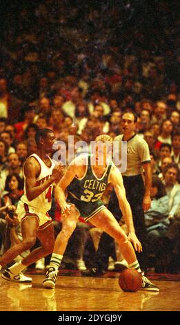 Larry Bird des Boston Celtics contrôle le ballon tandis que le Johnny Newman des New York Knicks défend lors d'un match au Madison Square Garden le 26 mars 1988. Banque D'Images