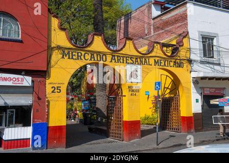 Marché artisanal mexicain Mercado Artesanal Mexicano sur Felipe Carrillo Puerto Street dans le centre historique de Coyoacan, Mexico City CDMX, Mexique. Banque D'Images