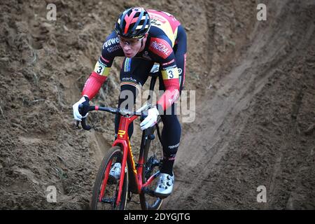 Belge Laurens Sweeck photographié en action pendant la course masculine élite de la septième étape (sur huit) dans la coupe du monde de cyclocross, samedi 26 décembre Banque D'Images