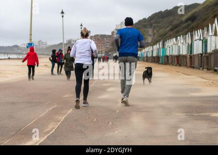 Coureurs à Storm Bella, Boscombe, Bournemouth, Dorset, Royaume-Uni, 26th décembre 2020, le lendemain de Noël, le temps de l'après-midi. Coureurs sur la côte sud de l'Angleterre avec l'approche de Storm Bella, la deuxième tempête nommée de l'hiver. Des vents destructeurs allant jusqu'à 80mph et des pluies torrentielles sont attendus. Banque D'Images