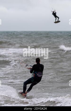 Kiteboarding, Storm Bella, Boscombe, Bournemouth, Dorset, Royaume-Uni, 26th décembre 2020, météo de l'après-midi le lendemain de Noël. Les kiteboarders obtiennent un ascenseur du vent fort sur la côte sud de l'Angleterre avec l'approche de Storm Bella, la deuxième tempête nommée de l'hiver. Des vents destructeurs allant jusqu'à 80mph et des pluies torrentielles sont attendus. Banque D'Images