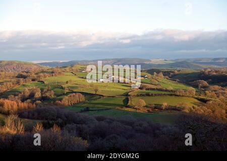 Vue sur les collines de la ferme dans le paysage gallois en hiver En direction de Llandovery depuis Porth y Rhyd Llanwrda Carmarthenshire pays de Galles R.-U. KATHY DEWITT Banque D'Images