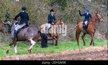 Temple Bruer, Lincolnshire, Royaume-Uni. 26 décembre 2020. En dépit de l'annulation de la rencontre traditionnelle du lendemain de Noël dans de nombreuses villes à travers le pays, en raison des restrictions du coronavirus, les Cranwell Bloodhounds ont eu une rencontre à domicile qui a attiré beaucoup de cavaliers et de supporters. Credit: Matt Limb OBE/Alamy Live News Banque D'Images