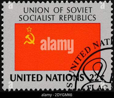 URSS - timbre de poste du drapeau national de l'URSS, série des Nations Unies, vers 1984. Isolé sur fond noir. (Grand format xxl) Banque D'Images