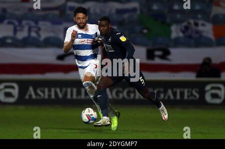 Macauley bonne (à gauche) et Marc Guehi de Queens Park Rangers se battent pour le ballon lors du match de championnat Sky Bet au Kiyan Prince Foundation Stadium, Londres. Banque D'Images