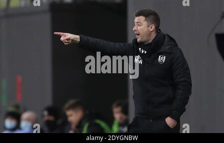 Matt Wells, entraîneur de la première équipe de Fulham, prend en charge l'équipe en l'absence du directeur Scott Parker sur la ligne de contact lors du match de la Premier League à Craven Cottage, à Londres. Banque D'Images