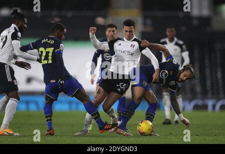 Antonee Robinson (au centre) de Fulham s'affronte avec Ibrahima Diallo (à gauche) de Southampton et Theo Walcott lors du match de la Premier League à Craven Cottage, Londres. Banque D'Images