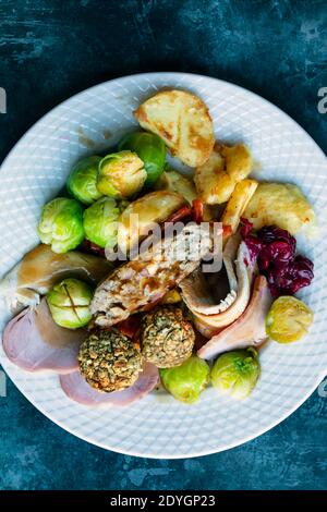 Dîner de Noël dinde witt, viande de saucisse, pommes de terre rôties, farce et sauce cranbery Banque D'Images