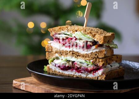 Restes de sandwich de Noël avec dinde, farce et sauce aux canneberges Banque D'Images