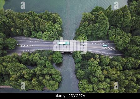 Pékin, Chine. 26 décembre 2020. Une photo aérienne prise le 30 juillet 2018 montre un bus électrique qui se trouve sur la chaussée du Yanggongdi, dans la zone pittoresque du lac Ouest, à Hangzhou, capitale de la province de Zhejiang en Chine orientale. POUR ALLER AVEC LES TITRES DE XINHUA DE DEC. 26, 2020 crédit: Huang Zongzhi/Xinhua/Alay Live News Banque D'Images