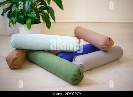 rouleaux de sport multicolores pour un massage du dos et du cou. Banque D'Images