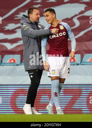 John Terry, directeur adjoint d'Aston Villa, et Anwar El Ghazi, d'Aston Villa, après le match de la Premier League à Villa Park, Birmingham. Banque D'Images