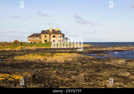 26 avril 2020 Comté en Irlande du Nord. Une luxueuse villa indépendante située au bord de l'eau sur la route côtière à Portavoe entre Groomsport an Banque D'Images