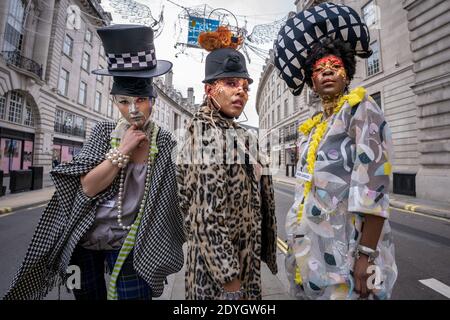 Londres, Royaume-Uni. 26 décembre 2020. Les modèles participent à un défilé de mode coloré le lendemain de Noël en profitant des rues presque vides de l'extrémité ouest pour le designer Pierre Garroudi. Credit: Guy Corbishley / Alamy Live News Banque D'Images