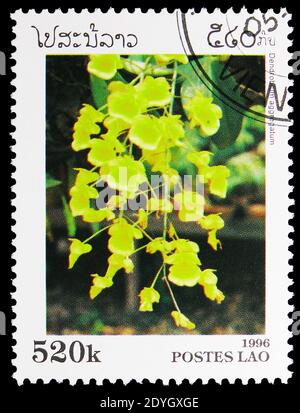 MOSCOU, RUSSIE - 8 AOÛT 2019: Timbre-poste imprimé au Laos montre Dendrobium aggrégatum, Orchids série, vers 1996 Banque D'Images