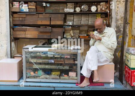 Clock and Watch Vendor In Coloba Banque D'Images