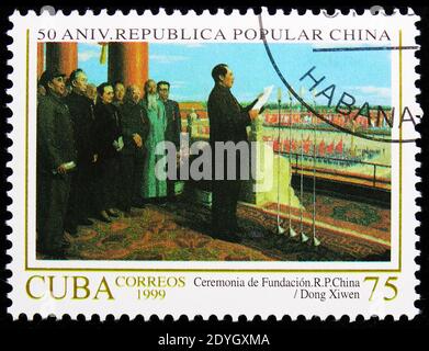 MOSCOU, RUSSIE - 8 AOÛT 2019 : le timbre-poste imprimé à Cuba montre la proclamation de la République populaire de Chine, 50e anniversaire, série, vers 19 Banque D'Images