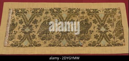 Lampas textile fragment, Italie, c. 1400 AD, soie avec broderie dorée Banque D'Images