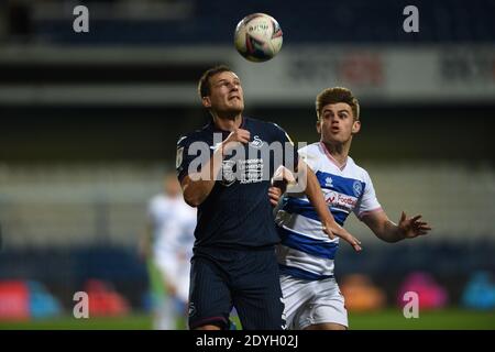 Londres, Royaume-Uni. 26 décembre 2020. Ryan Bennett de Swansea City et Yoann Barbet des Queens Park Rangers se battent pour le ballon lors du match de championnat Sky Bet au Kiyan Prince Foundation Stadium, Londres photo de Daniel Hambury/Focus Images/Sipa USA 26/12/2020 crédit: SIPA USA/Alay Live News Banque D'Images