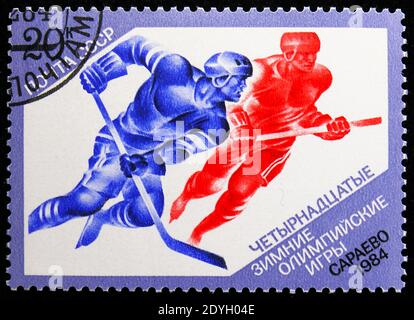 MOSCOU, RUSSIE - 8 AOÛT 2019: Timbre-poste imprimé en URSS (Russie) montre le hockey sur glace, Jeux Olympiques d'hiver 1984 - série Sarajevo, vers 1984 Banque D'Images