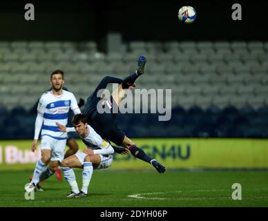 Londres, Royaume-Uni. 26 décembre 2020. Tom Carroll des Queens Park Rangers et Jay Fulton de Swansea City se battent pour le ballon lors du match de championnat Sky Bet au Kiyan Prince Foundation Stadium, Londres photo de Daniel Hambury/Focus Images/Sipa USA 26/12/2020 crédit: SIPA USA/Alay Live News Banque D'Images