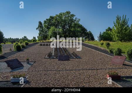 Stare Lysogorki, Pologne, juin 2019 Monument et tombes. Cimetière militaire des soldats tombés de la 1ère Armée polonaise Banque D'Images