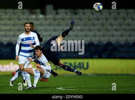 Londres, Royaume-Uni. 26 décembre 2020. Tom Carroll des Queens Park Rangers et Jay Fulton de Swansea City se battent pour le ballon lors du match de championnat Sky Bet au Kiyan Prince Foundation Stadium, Londres photo de Daniel Hambury/Focus Images/Sipa USA 26/12/2020 crédit: SIPA USA/Alay Live News Banque D'Images