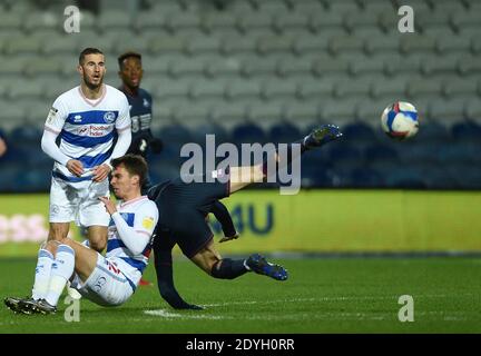 Londres, Royaume-Uni. 26 décembre 2020. Tom Carroll des Queens Park Rangers et Jay Fulton de Swansea City se battent pour le ballon lors du match de championnat Sky Bet au Kiyan Prince Foundation Stadium, Londres photo de Daniel Hambury/Focus Images/Sipa USA 26/12/2020 crédit: SIPA USA/Alay Live News Banque D'Images