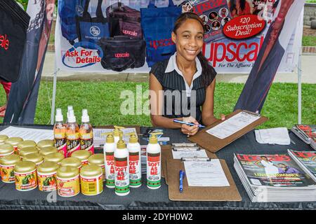 Birmingham Alabama, Junetdeth Celebration Emancipation Day Kelly Ingram Park, Black Woman femme fournisseur de trottoir stand stand propriétaire de petite entreprise, vente Banque D'Images