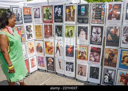 Birmingham Alabama, Junetdeth Celebration Emancipation Day Kelly Ingram Park, Black Woman femme vente afficher affiches historiques regarder, Banque D'Images