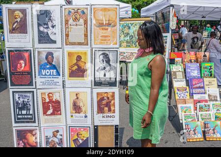 Birmingham Alabama, Junetdeth Celebration Emancipation Day Kelly Ingram Park, Black Woman femme vente afficher affiches historiques regarder, Banque D'Images