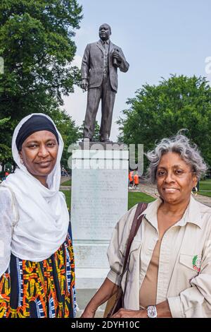 Birmingham Alabama, Kelly Ingram Park Black Women Women Friends, Martin Luther King MLK statue, Banque D'Images