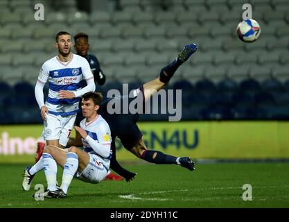 Londres, Royaume-Uni. 26 décembre 2020. Tom Carroll des Queens Park Rangers et Jay Fulton de Swansea City se battent pour le ballon lors du match de championnat Sky Bet au Kiyan Prince Foundation Stadium, Londres photo de Daniel Hambury/Focus Images/Sipa USA 26/12/2020 crédit: SIPA USA/Alay Live News Banque D'Images