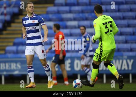 Reading, Royaume-Uni. 26 décembre 2020. Michael Morrison de la lecture pendant le match de championnat de pari de ciel au stade Madejski, Reading Picture by Ben Peters/Focus Images/Sipa USA 26/12/2020 crédit: SIPA USA/Alay Live News Banque D'Images