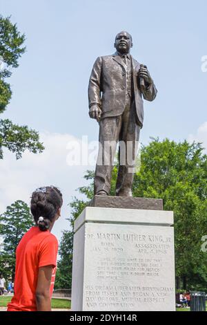 Birmingham Alabama, Kelly Ingram Park Black, adolescent adolescente jeune fille à la recherche, statue de Martin Luther King MLK, Banque D'Images