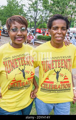 Birmingham Alabama, Junetdeth Celebration Emancipation Day Kelly Ingram Park, Black Women Friends t-shirts assortis, Banque D'Images