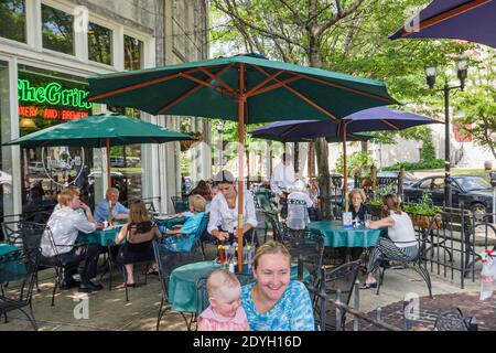 Birmingham Alabama, Five points South District, The Grill al fresco, terrasse, restaurant, tables de parapluies, Banque D'Images