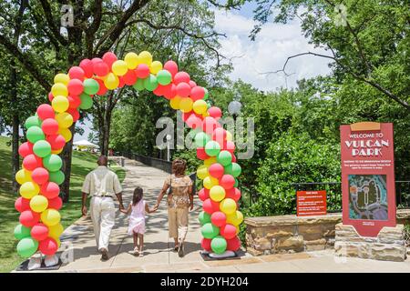 Birmingham Alabama, Vulcan Park entrée ballon Arch ballons famille noire entrée, Banque D'Images