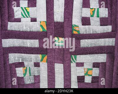 toile de fond textile - fragment cousu de tissu de patchwork avec de l'argent motif sur tissus violets Banque D'Images