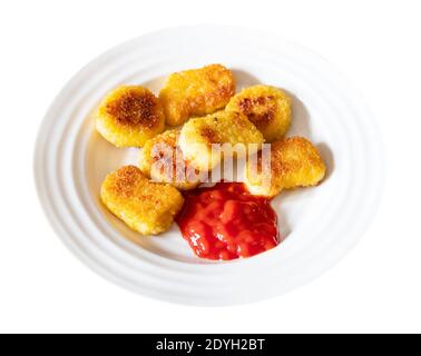 Portion de nuggets de poulet frits provenant de produits congelés (viande de poulet panée frite) avec du ketchup de tomate sur une plaque blanche, découpez-la sur du blanc arrière-plan Banque D'Images