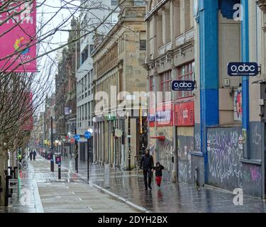 Glasgow, Écosse, Royaume-Uni. 26 décembre 2020. Météo au Royaume-Uni : Storm Bella a osé la ville avec le vent et la pluie, car les parasols ont pris le poids de la tempête avec un centre-ville désolé en raison du niveau 4, c'est vraiment une mauvaise vacances de Noël.: Gerard Ferry/Alay Live News Banque D'Images