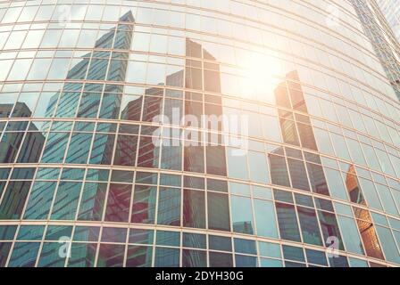 Reflet de gratte-ciels modernes éclairés par le soleil, vue d'ensemble des tours de la ville de Moscou Banque D'Images