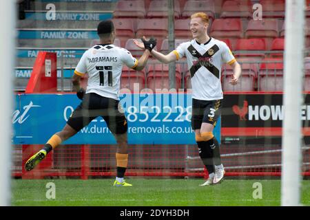 Crawley, Royaume-Uni. 26 décembre 2020. Ryan Haynes, du comté de Newport (r) célèbre après avoir mis ses équipes au premier but. EFL Skybet football League Two Match, Crawley Town et Newport County au People's Pension Stadium de Crawley, West Sussex, Angleterre le lendemain de Noël, samedi 26 décembre 2020. Cette image ne peut être utilisée qu'à des fins éditoriales. Utilisation éditoriale uniquement, licence requise pour une utilisation commerciale. Pas d'utilisation dans les Paris, les jeux ou un seul club/ligue/joueur publications.pic par crédit: Andrew Orchard sports photographie/Alamy Live News Banque D'Images
