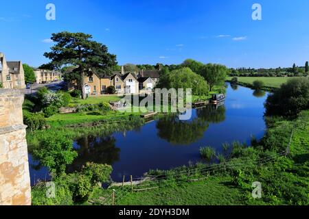 Été, rivière Nene, village de Wansford, Cambridgeshire, Angleterre; Grande-Bretagne; Royaume-Uni Banque D'Images