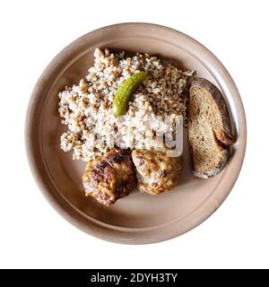 Vue de dessus de Kotleta frit servi (steaks de bœuf émincés panés) avec porridge de sarrasin bouilli sur plaque brune, découpez arrière-plan blanc Banque D'Images