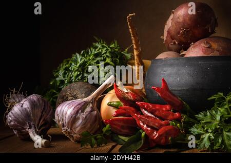 légumes dans un groupe sur une étagère en bois dans un style rustique sombre Banque D'Images