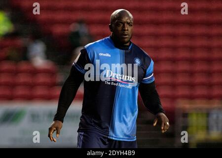 Bristol, Royaume-Uni. 26 décembre 2020. Adebayo Akinfenwa de Wycombe Wanderers en action contre Bristol City EFL Skybet championnat match, Bristol City / Wycombe Wanderers à Ashton Gate Stadium à Bristol, Avon on Boxing Day, samedi 26 décembre 2020. Cette image ne peut être utilisée qu'à des fins éditoriales. Utilisation éditoriale uniquement, licence requise pour une utilisation commerciale. Aucune utilisation dans les Paris, les jeux ou les publications d'un seul club/ligue/joueur. photo de Lewis Mitchell/Andrew Orchard sports Photography/Alamy Live News crédit: Andrew Orchard sports Photography/Alamy Live News Banque D'Images