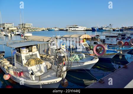 Petits bateaux de pêche commerciale côtiers amarrés dans le vieux port de Limassol, Chypre Banque D'Images